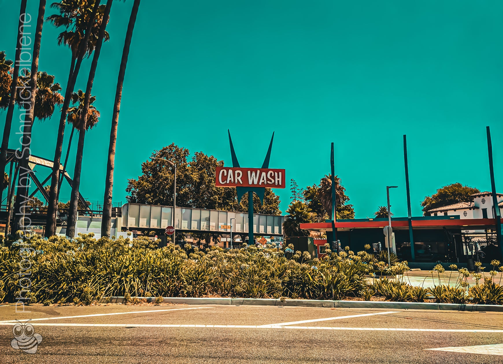 Photograph of a retro Googie-style car wash with bold signage and mid-century design