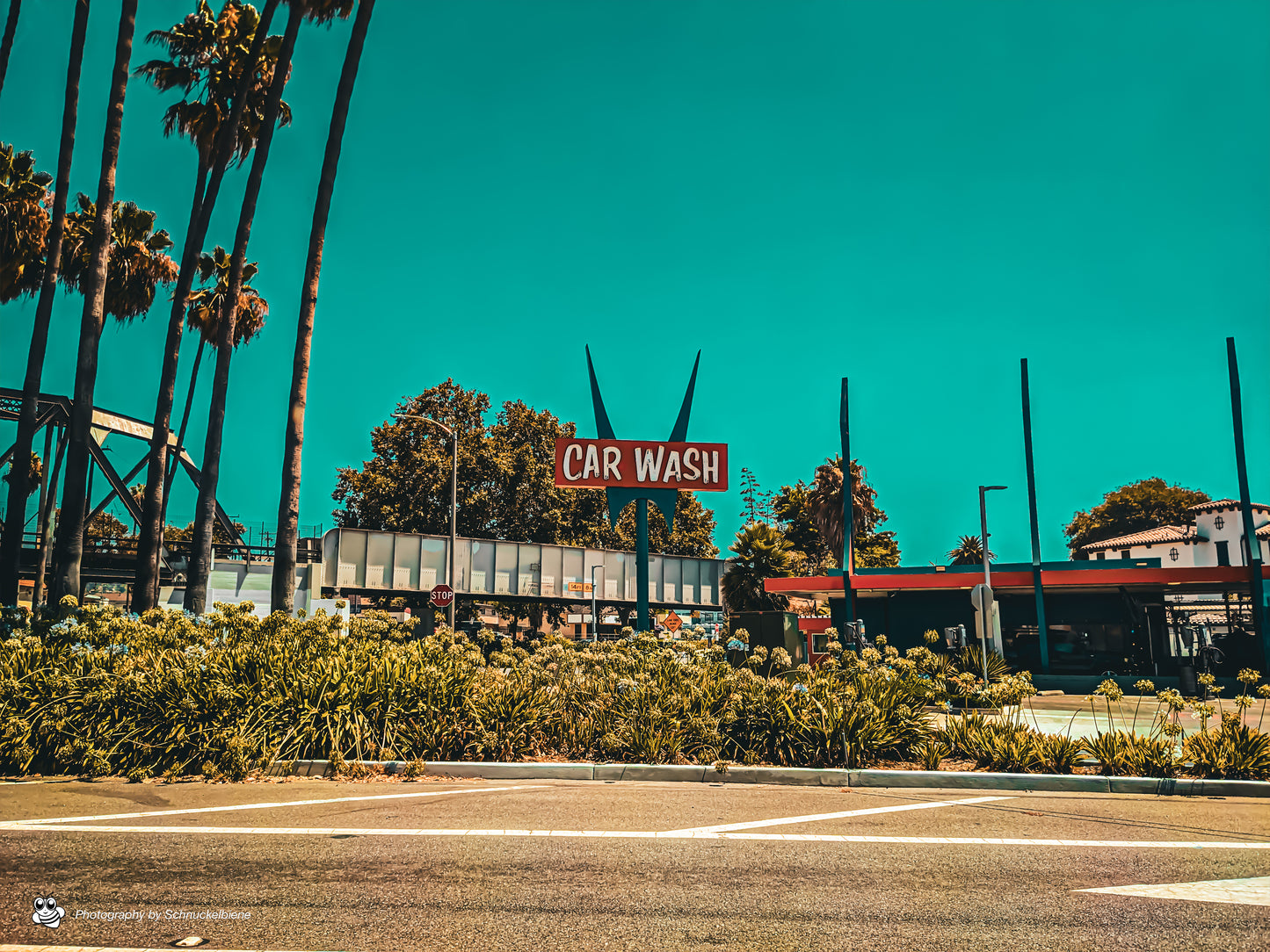 Photograph of a retro Googie-style car wash with bold signage and mid-century design